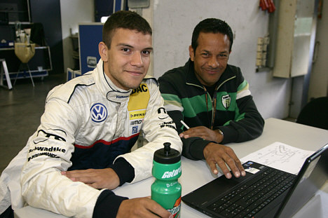 Dennis Lind og hans manager Jason Watt kigger på data fra den tyske bane.